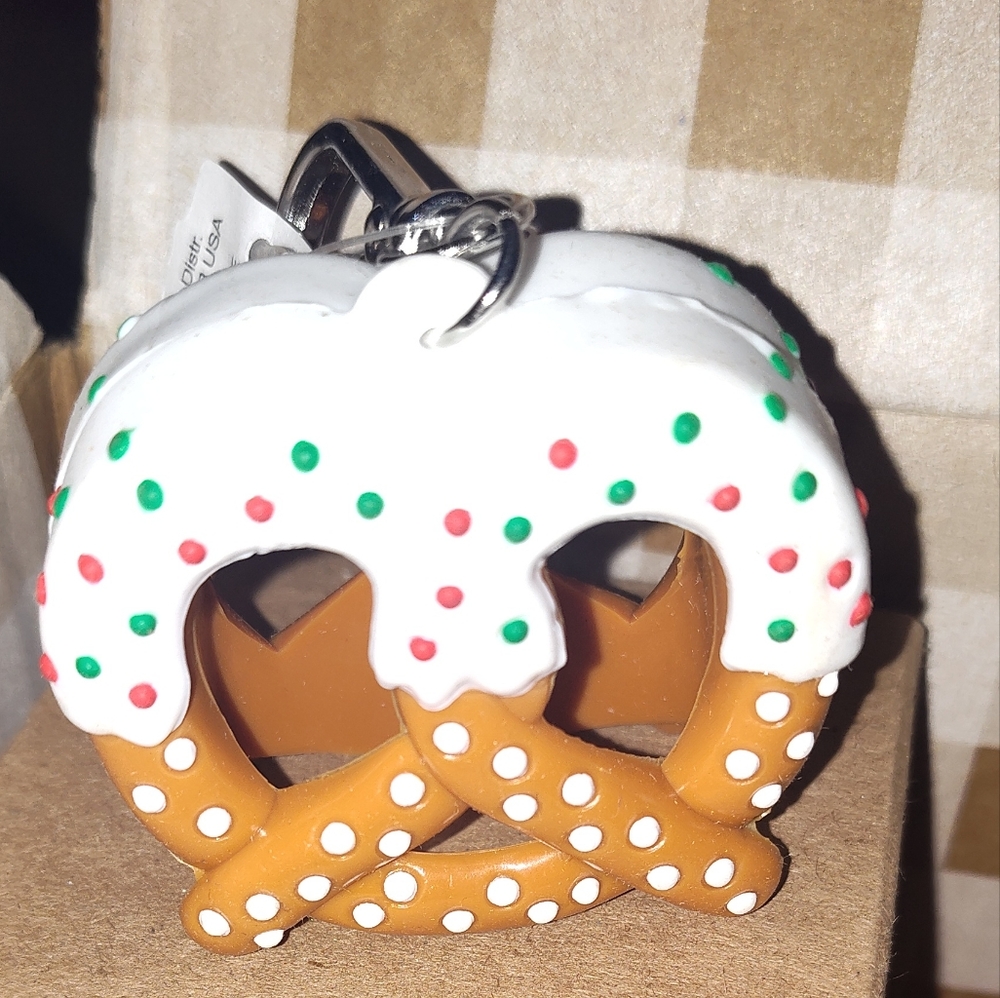 Pretzel Pocketbac with White and Brown Accents